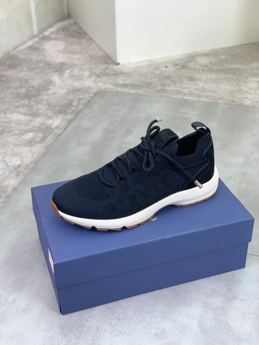 Men's men's shoes P400 new Dior Tech sneakers 2026 early spring series new products, with fashionable details, highlighting retro aesthetics. The fly-knit upper is spliced ​​with the sides of apricot transparent mesh fabric, and the leading edge of the upper window is laminated with high-frequency flat ironing and counter-pressure. The original craftsmanship is beautiful, comfortable and does not fall off. The interior is made of tonal sheep lining, which is soft and comfortable. The heel and tongue are embellished with the Paris logo. The textured TPU soles with the same tonal logo add to the high-end style.  Code number: 38-45 (46 customized)